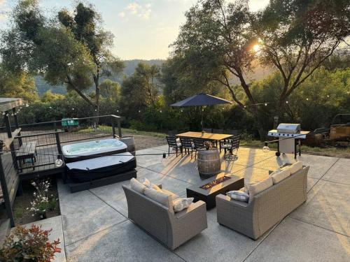 Ahwahnee House | Manzanita Hideaway Hot Tub Sunset views Yosemite