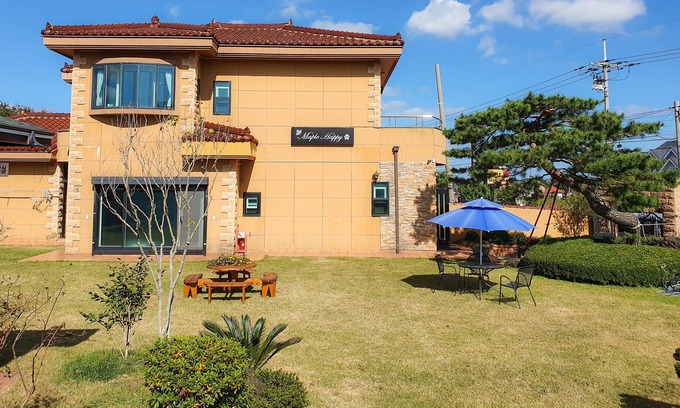 Hallim Condo | Maple Happy House