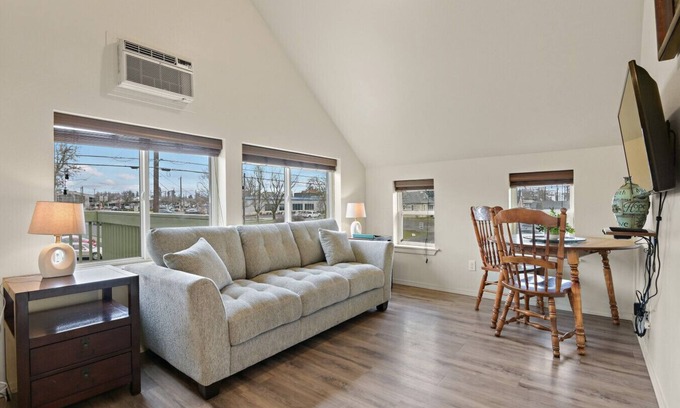 West Central Apartment | Maple Manor City View