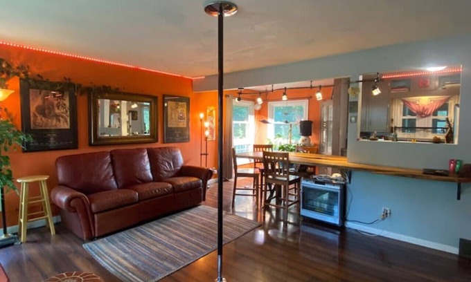 Viroqua House | Maple St. Eco Retreat-Free Daytime EV Charging!
