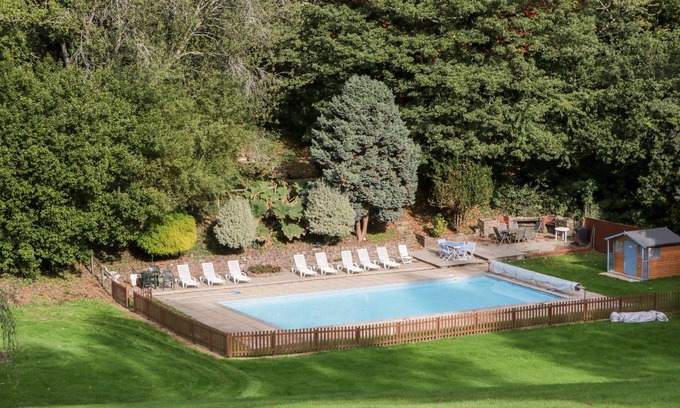 Chillington Cottage | MAPLE TREE VIEW, family friendly, with pool in Blackawton