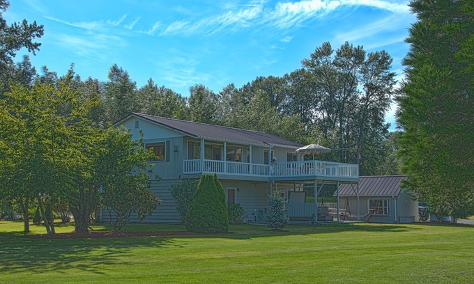 Mount Vernon House | Maplehurst Farm Guest House Top Floor, Spectacular Views Of Mt Baker/Farmland