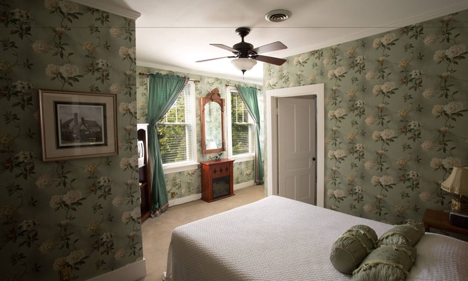 Saugatuck Bed & Breakfast | Maplewood Hotel