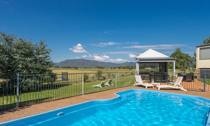 Broke House | Maranda Country Estate - 5 Bedroom House with Spa & Pool