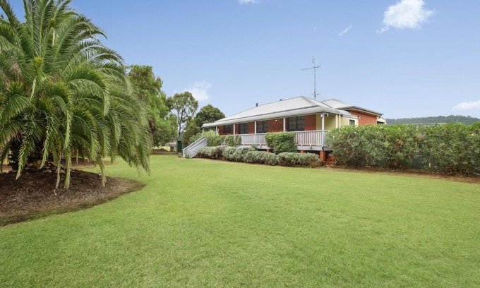 Broke House | Maranda Country Estate 5 Bedrooms with Spa & Pool