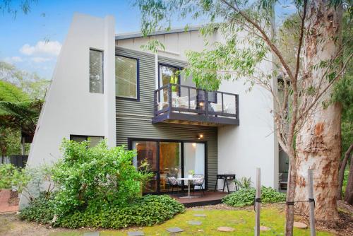 Margaret River Apartment | MARGARET FOREST RETREAT Apartment 129 - Located within Margaret Forest, in the heart of the town centre of Margaret River, spa apartment!