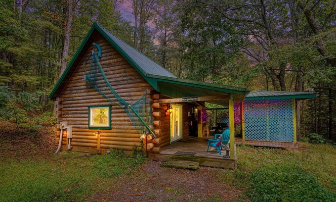 South Bloomingville Cabin | Margaritaville: Pet friendly cabin for 4 w/hot tub + tiki bar in Hocking Hills