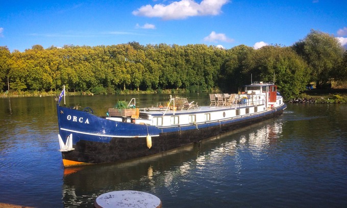 Bois Blancs Boat Rental | Mariner's cabin in barge in Lille's green lung