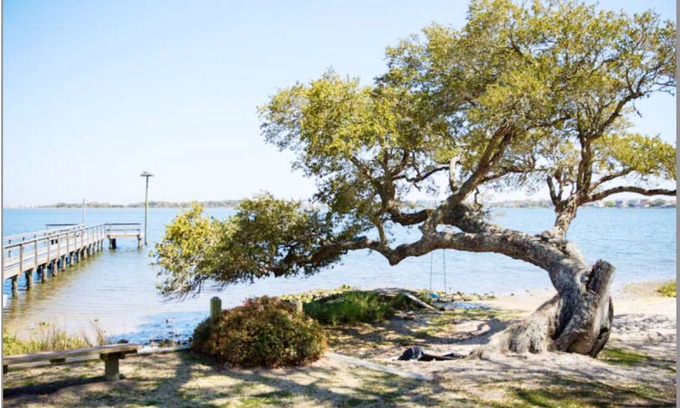 Sneads Ferry Cottage | Mariposa Coastal Cottage, minutes to N Topsail Beach, and Chadwick Bay, NC
