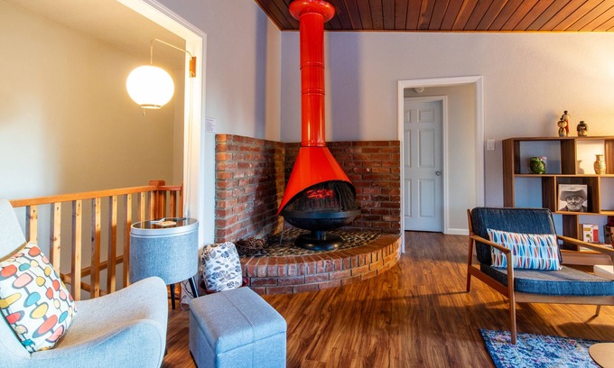 Mariposa House | Mariposa Retro Retreat, Mid-Mod style and easy walk to town