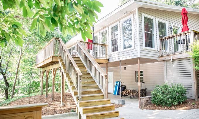 Northport House | Maritime Retreat (Lake T) | Huge Dock & Games!