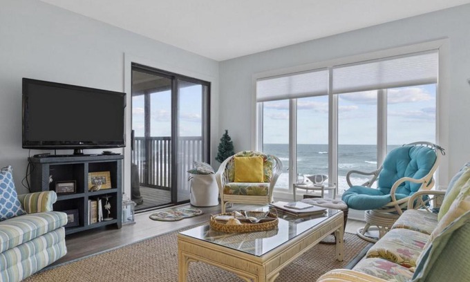 Pine Knoll Shores House | Maritime West