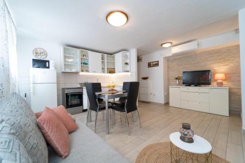 Split Apartment | Marjan Apartment