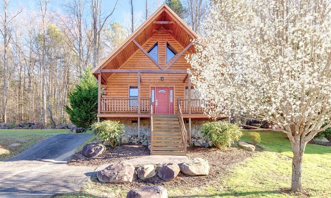 Gatlinburg - Pigeon Forge Cabin | Marlene's Hideaway by Jackson Mountain Rentals