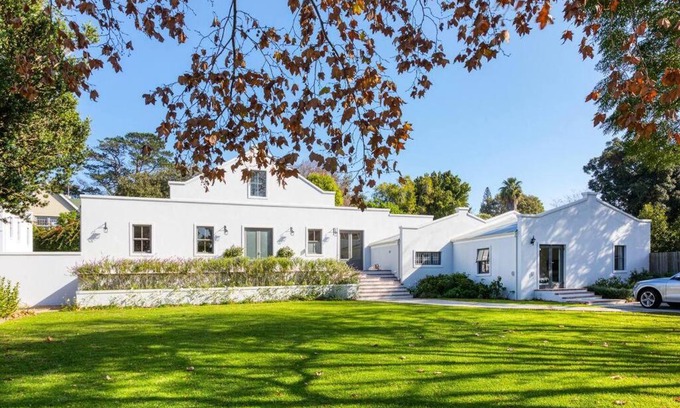 Constantia Apartment | Maroon Belles