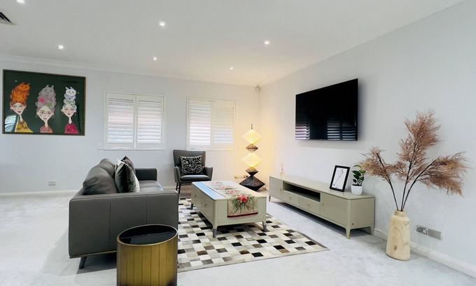 Maroubra House | Maroubra Gem Close to Everything Sleeps 16. 5 bedrooms 3bath.Free parking 4 cars