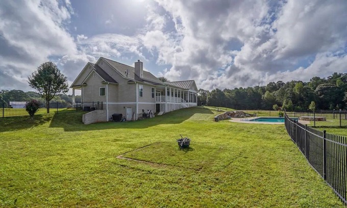 Fayetteville House | Mars Landing- 4-bedroom house in enchanting Fayetteville with fitness room