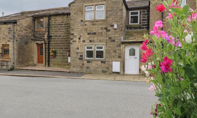 Oxenhope Cottage | MARSH COTTAGE, character holiday cottage, with a garden in Oxenhope