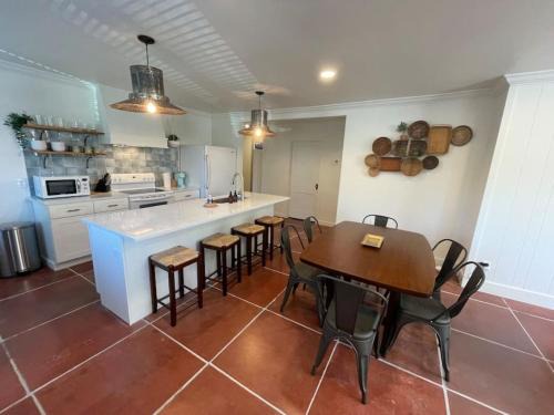 Knoxville House | Martin Mill, Santa Fe Inspired Bungalow, 5 minutes to downtown