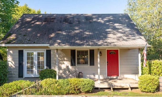 Tryon House | Martingale Cottage - 1 bedroom guesthouse