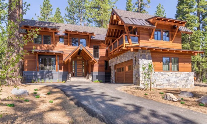 Ponderosa Palisades House | Martis Valley Modern Mansion. Tahoe Dream Home, Private Hot Tub & Golf!
