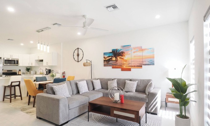 East End House | Marvelous 3-bedroom townhome with pool and ocean views in East End
