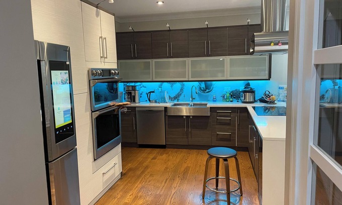Avondale House | Marvelous 3-bedroom town-home in Chicago.n
