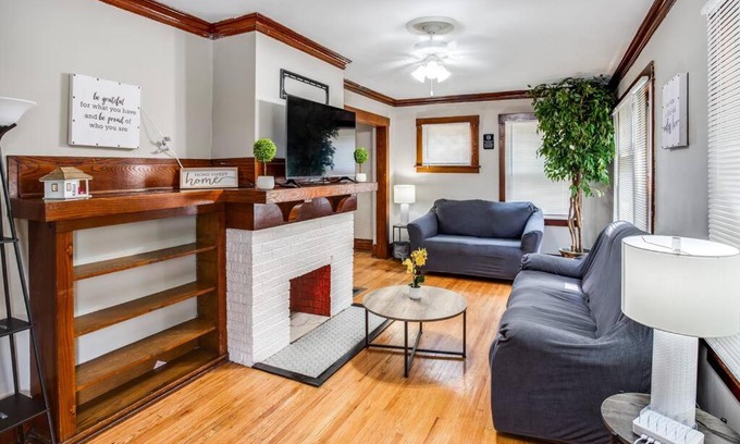 Rochester Apartment | Marvelous Colonial Mins to Strong/UofR/Airprt/RIT