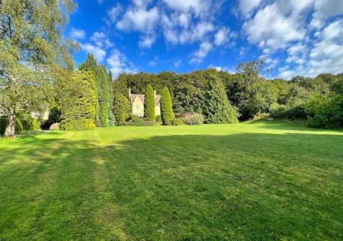Painswick Apartment | Maryhill-Cotswolds-Stunning Grounds-Parking-Wifi-Sleeps 14