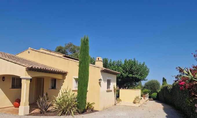 Roquebrune-sur-Argens Villa | Mas Provençal at the foot of the Roquebrune sur Argens rock face