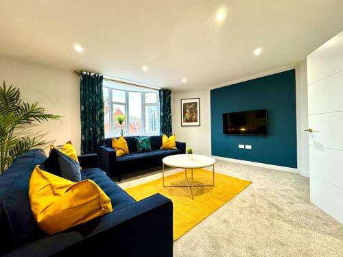 Westbourne Apartment | Massive 3 bedroom - Ground Floor - Near the Beach!