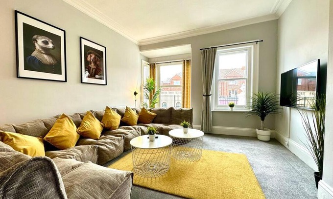 Westbourne Apartment | Massive 4 bedroom Duplex Apartment - Sleeps up to 10 People - Free Parking - 5 Minutes to the Best Beach! - Great Location - Fast WiFi - Smart TV - Newly decorated - sleeps up to 10! Close to Bournemouth & Poole Town Centre & Sandbanks