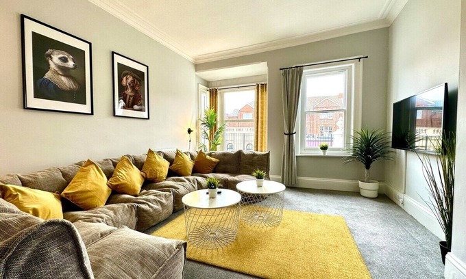 Canford Cliffs Apartment | Massive 4 bedroom Duplex Apartment + Free Parking