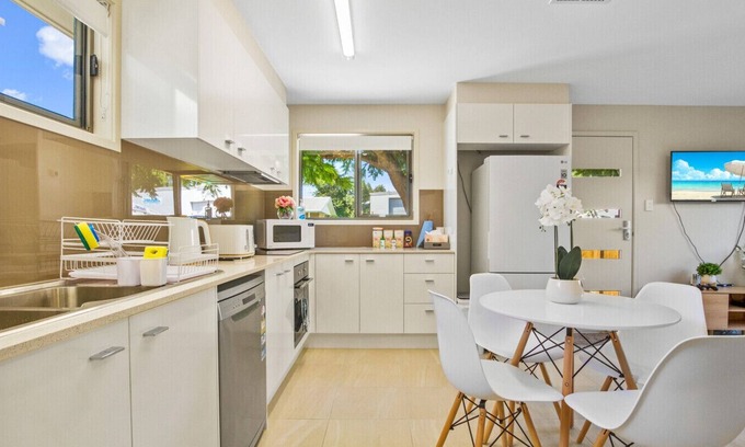 Moorooka House | Massive 5bdr Home | Games Room | Wi-Fi | Netflix