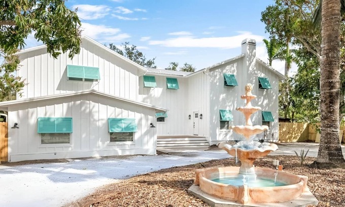 Bradenton House | Massive 6 Bedroom All Suites w 8 Baths, Theater, Screened Heated Pool, Peloton, Hot Tub