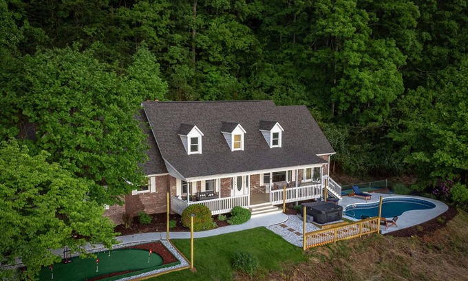 Weaverville House | Massive Asheville Compound~A Memorable Experience