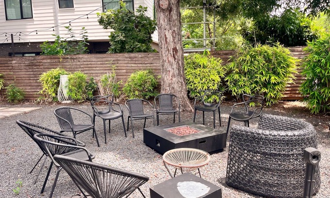 East Cesar Chavez House | Massive Compound 20 Beds Rainey St 6 min Walk
