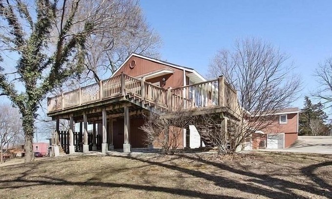 Raytown House | Massive Home 5 mins to Arrowhead Stadium and 15 mins from Downtown Kansas City