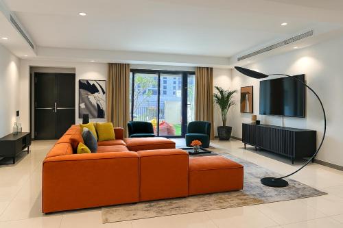 Jumeirah Village Villa | Massive LuxXo Family & Friends House with Terraces, Private Parking, Pool & Quick Access to Dubai Mall