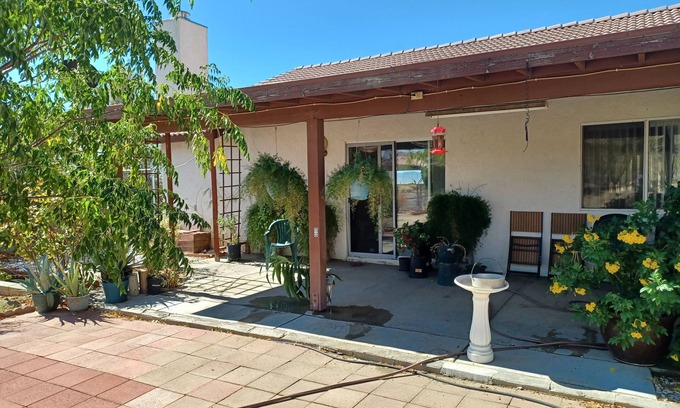 Victorville House | MASTER BR - Safe Apple Valley, Full Bath-AC-WiFi-kitchen-laundry-patios- parking