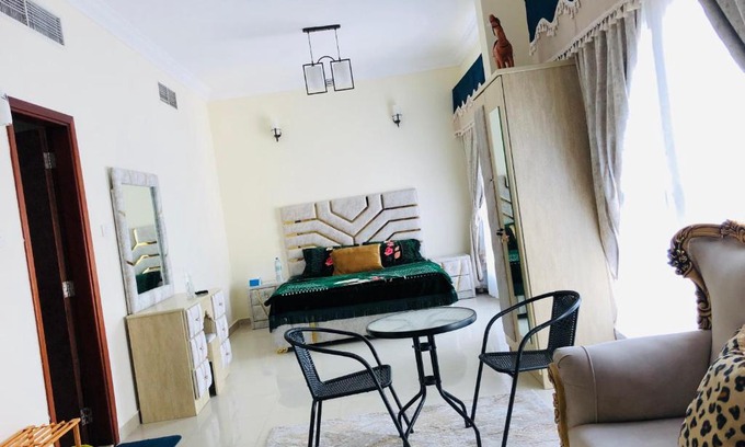 Jumeira 3 House | Master Room with Private bathroom