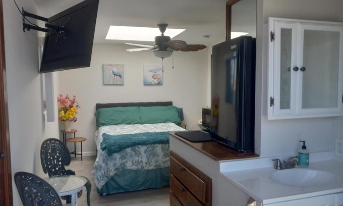 Mission Beach House | Master SUITE STEPS TO BAY & BEACH