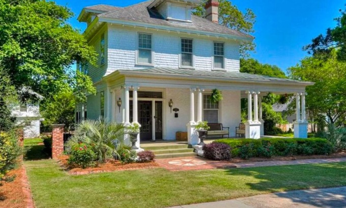 Summerville House | Master’s Rental Spacious 3-bedroom house, and 1-bedroom detached cottage.