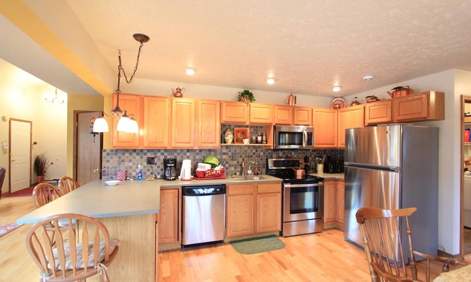 Rowland House | Masthope/Ski Big Bear Community in Northern Pocono Stone's Throw from Lake