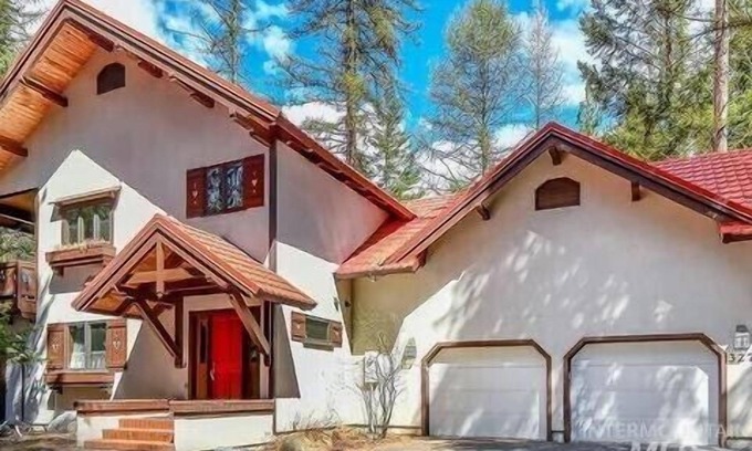 McCall Ski Chalet | Mather Chalet in the Heart of McCall +3000 sq ft, game & bunk room, 2 fireplaces