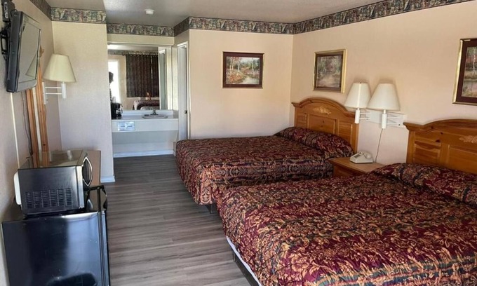 Mathis Hotel | Mathis Stay Near Local Restaurants and Lake Corpus + Parking