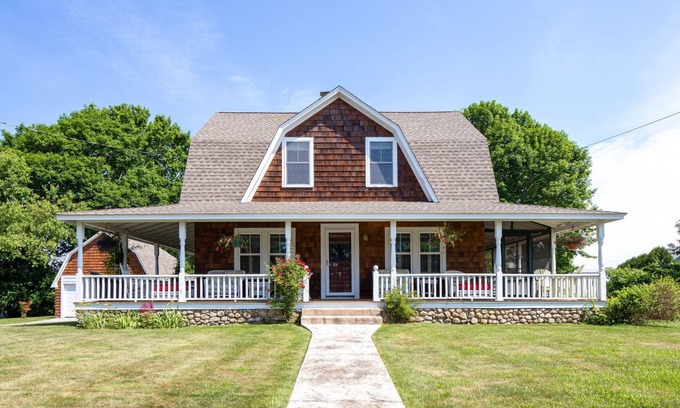 Wakefield-Peacedale House | Matunuck walk to Ocean Mist, Large yard