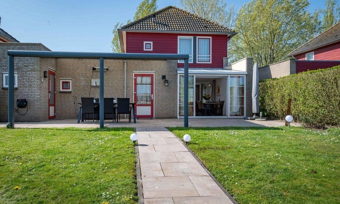 Hoofdplaat House | Maxime 296 - Kustpark Village Scaldia - Large detached holiday villa directly at the lake with spacious garden