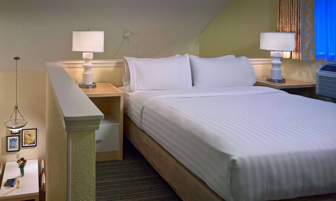 Westlake Hotel | Maximum Comfort and Styles! Free Parking, Onsite Swimming Pool, Pets Allowed