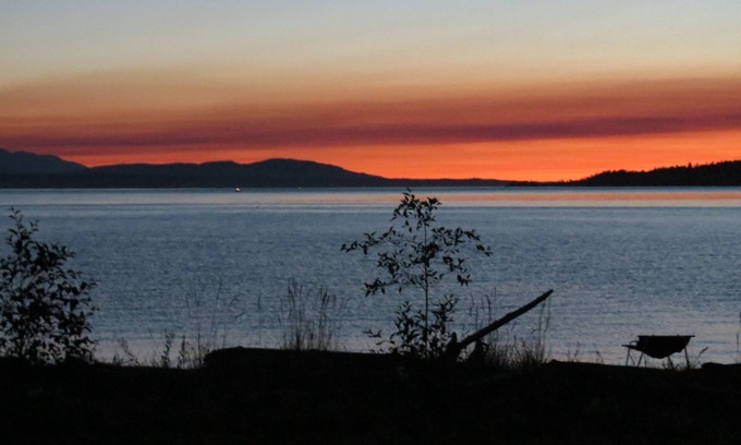 Maxwelton House | Maxwelton Beach Sunsets! Kayaks & paddleboards! 1 min walk to the water!